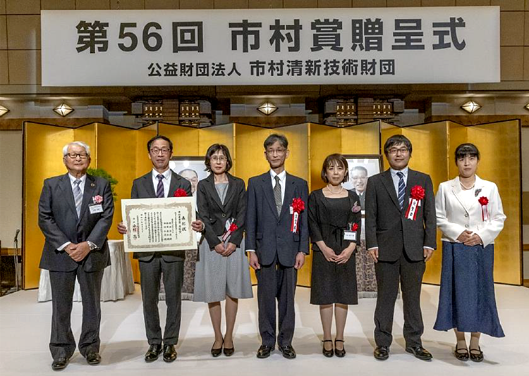 写真:「光ファイバを用いた警報機能付きトロリ線システム」受賞関係者(於 贈呈式)